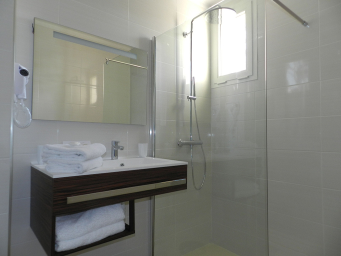 Bathroom 5, Hôtel Corniche du Liouquet, Bouches-du-Rhône