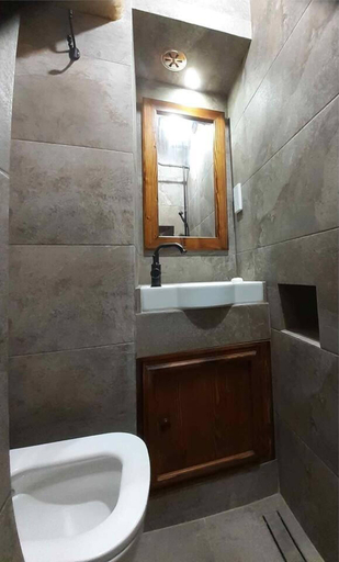 Bathroom 2, 2 Bed House Sleeps 3 - Wifi, Aircon, Balcony