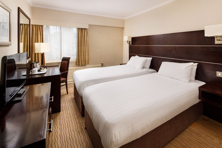 Bedroom 3, Mercure Leeds Parkway Hotel, Leeds