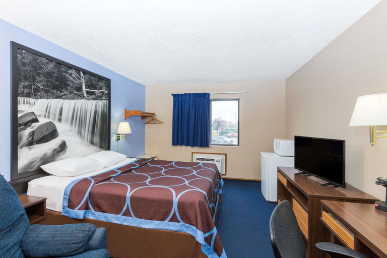 Bedroom 3, Super 8 by Wyndham Manhattan KS, Riley