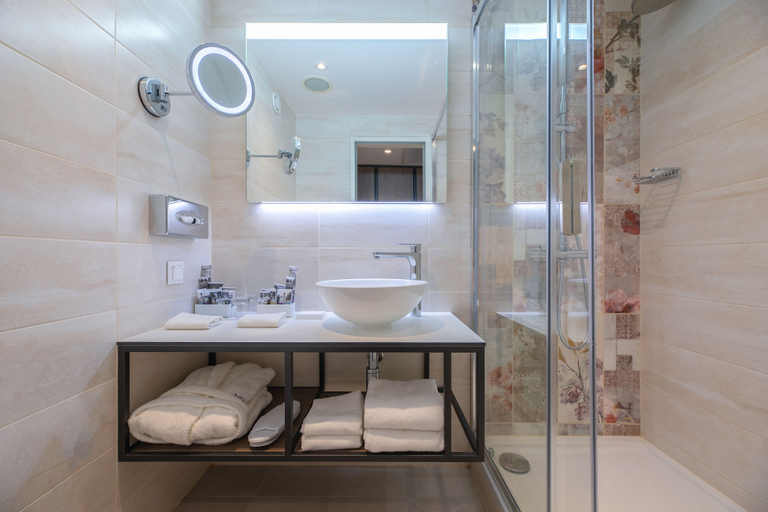 Bathroom 5, Mercure Budapest Korona Hotel, Budapesti