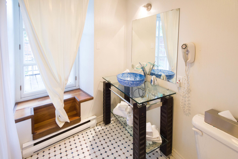Bathroom 3, Hôtel Champlain Vieux Québec, Communauté-Urbaine-de-Québec