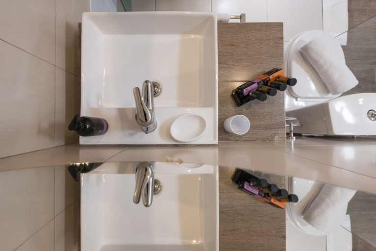 Bathroom 5, Sea & City Apartments, Crete