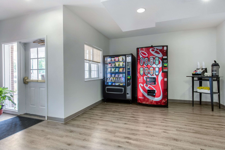 Food & Drinks, Suburban Studios Birmingham Homewood I-65, Jefferson