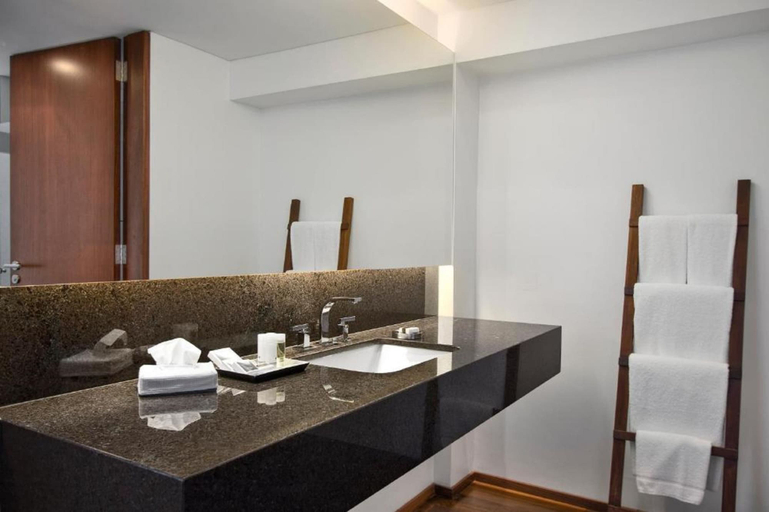 Bathroom 5, San Isidro Plaza Hotel, San Isidro