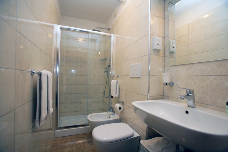 Bathroom 2, Hotel Desirée, Florence