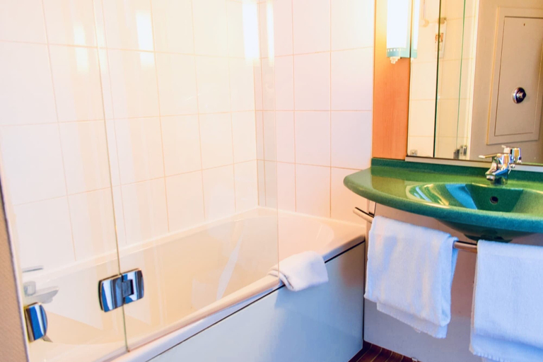 Bathroom 4, ibis Strasbourg Aéroport Le Zénith, Bas-Rhin