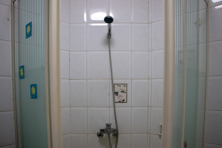Bathroom 5, Big and Cozy 3BR Apartment Menara Kondominium Kelapa Gading By Travelio, Jakarta Utara
