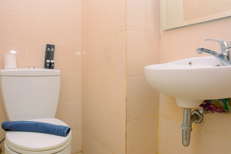 Bathroom 5, Strategic Location Gading Greenhill 2BR Apartment By Travelio, North Jakarta
