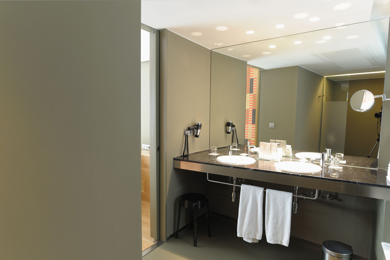 Bathroom 5, Hotel Continental, Huesca