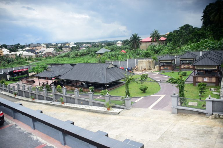 Exterior & Views 17