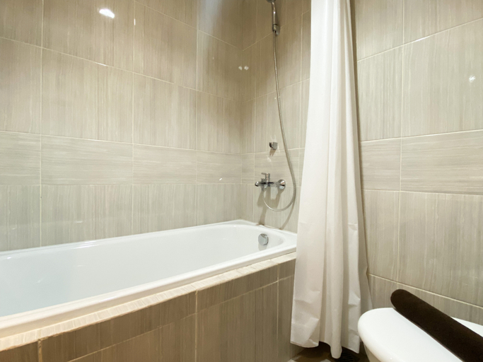 Bathroom 5, Spacious Japanese Style Studio Apartment at Vasanta Innopark By Travelio, Cikarang