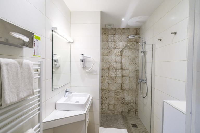 Bathroom 3, Hotel l'Aragon, à 50m de la cité de Carcassonne, Aude