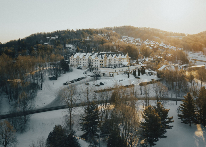 Exterior & Views