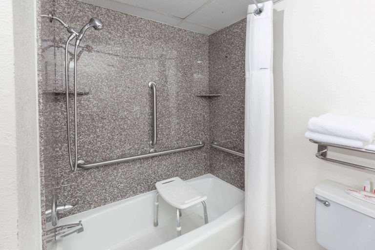Bathroom 5, Super 8 by Wyndham Clinton, Custer