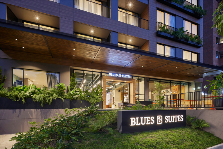 Exterior & Views