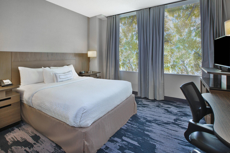 Bedroom 3, Fairfield Inn & Suites by Marriott Milwaukee Downtown, Milwaukee