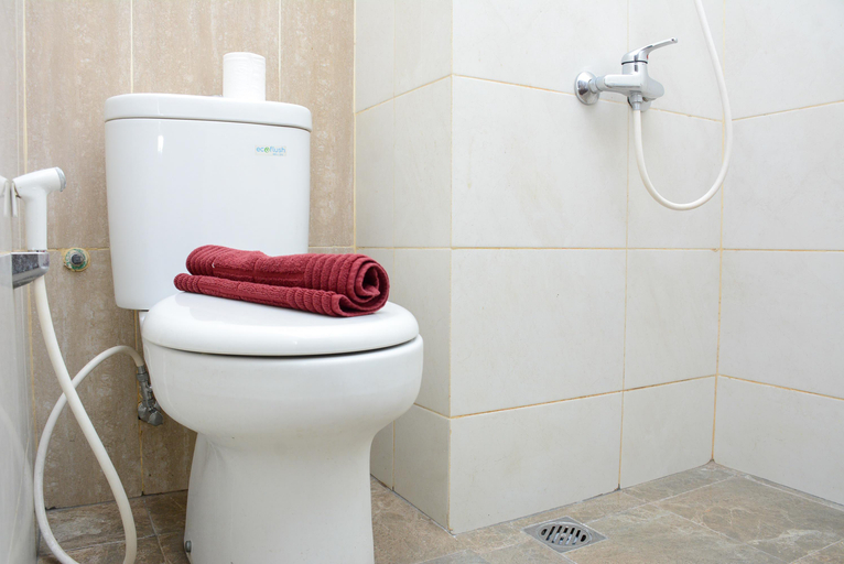 Bathroom 5, Comfort and Modern Studio Grand Dhika City Apartment By Travelio, Bekasi