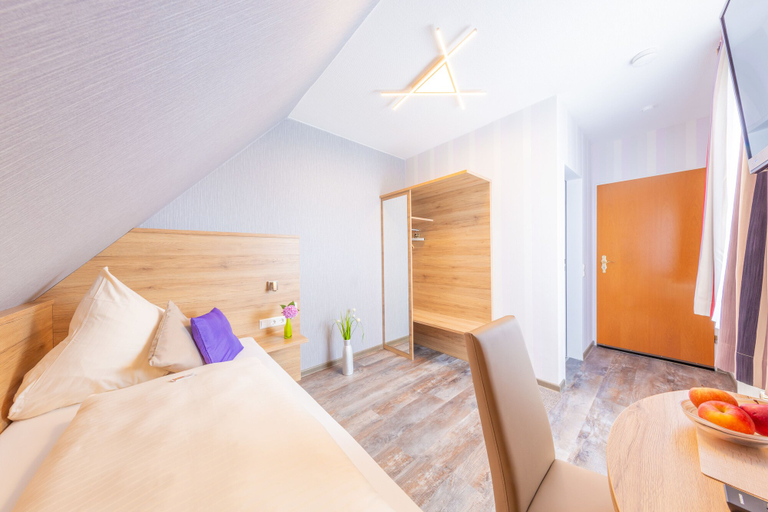 Bedroom 4, Hotel Reinhardtshof Garni, Esslingen