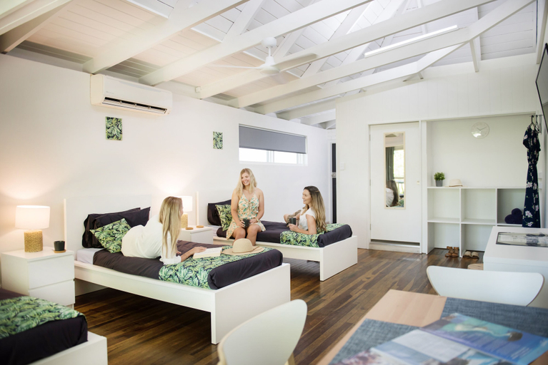 Others 5, Magnums Airlie Beach, Whitsunday