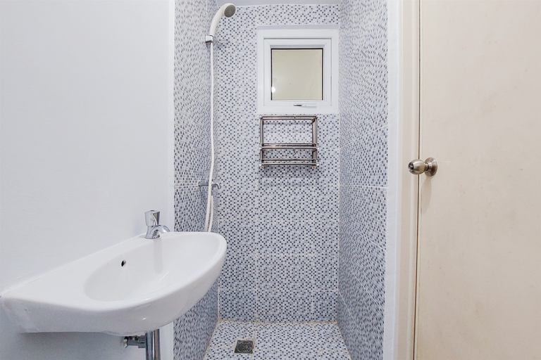 Bathroom 5, Minimalist Studio Apartment (No Kitchen) at Aeropolis Residence By Travelio, Tangerang