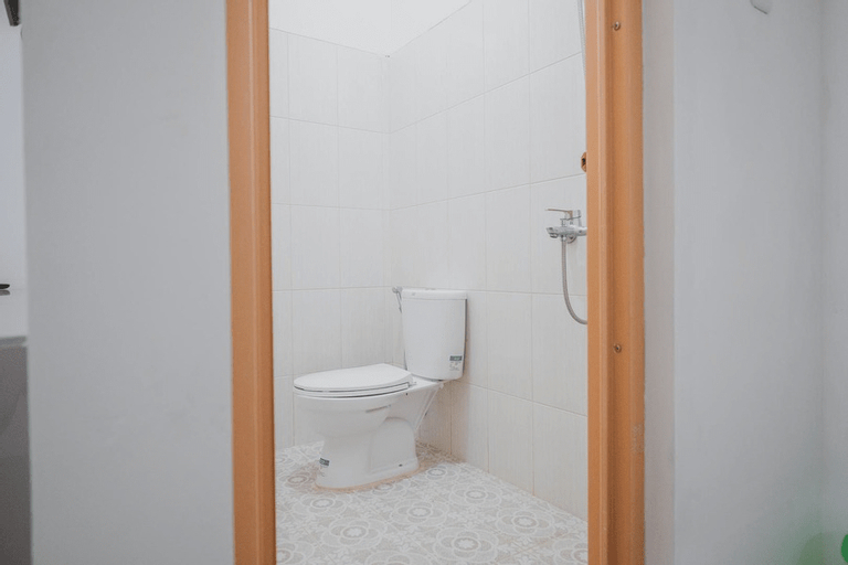 Bathroom 5, RedDoorz Syariah near Pahoman Lampung, Bandar Lampung