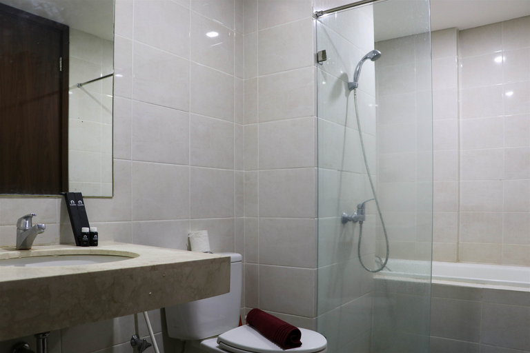 Bathroom 5, Great Deal 2BR at St. Moritz Puri Apartment By Travelio, Jakarta Barat