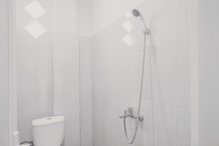 Bathroom 5, RedDoorz @ Jalan Narada Lampung, Bandar Lampung