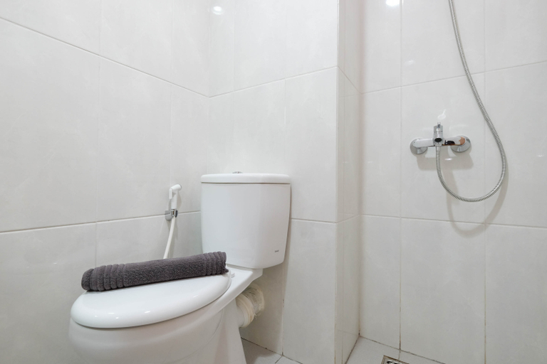 Bathroom 5, Warm and Cozy Studio at Evenciio Margonda Apartment By Travelio, Depok
