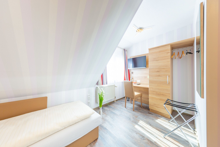 Bedroom 3, Hotel Reinhardtshof Garni, Esslingen