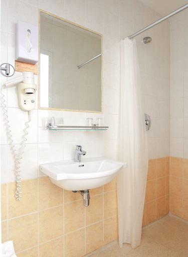 Bathroom 5, Ambassador City Centre Hotel, Haarlem