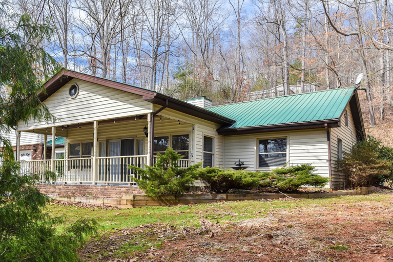 Exterior & Views 2, Pinners Compound- 4 BR hot tub fire pit, Buncombe