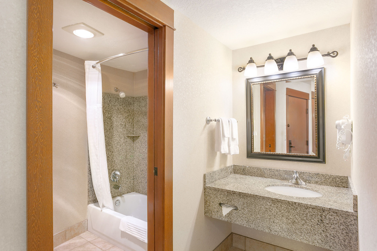 Bathroom 4, Kathryn Riverfront Inn, an Ascend Collection Hotel, Clatsop