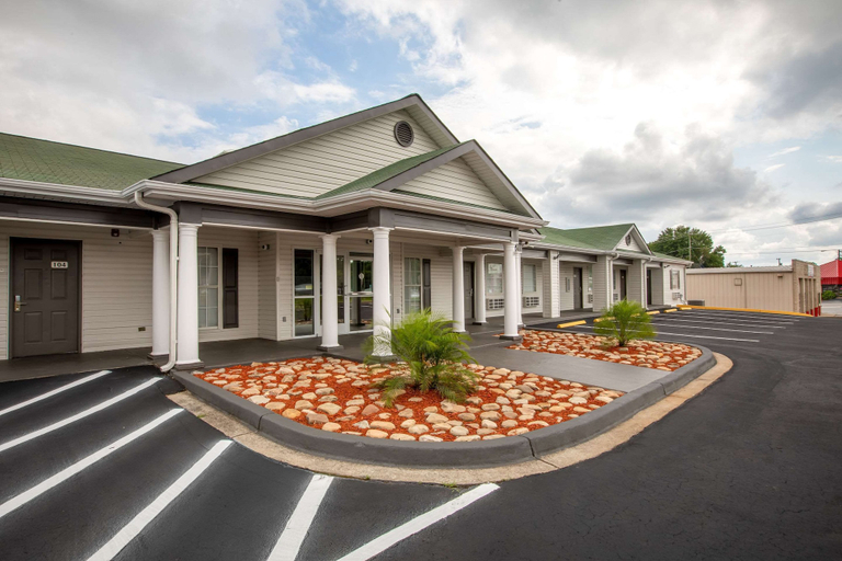 Exterior & Views 1, Suburban Studios Spartanburg - I-26, Spartanburg