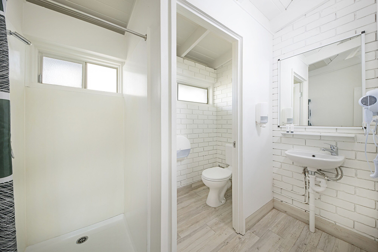 Bathroom 4, Magnums Airlie Beach, Whitsunday