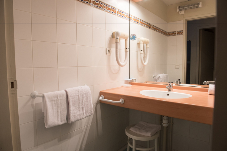 Bathroom 5, Hotel de Jouvence, Landes