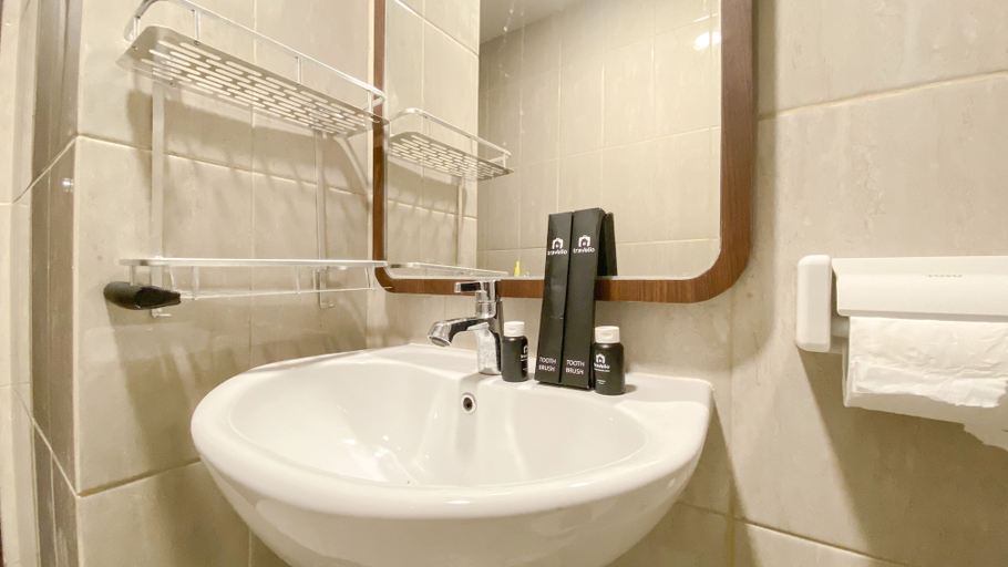 Bathroom 3, Nice and Elegant 2BR at Citra Living Apartment By Travelio, West Jakarta