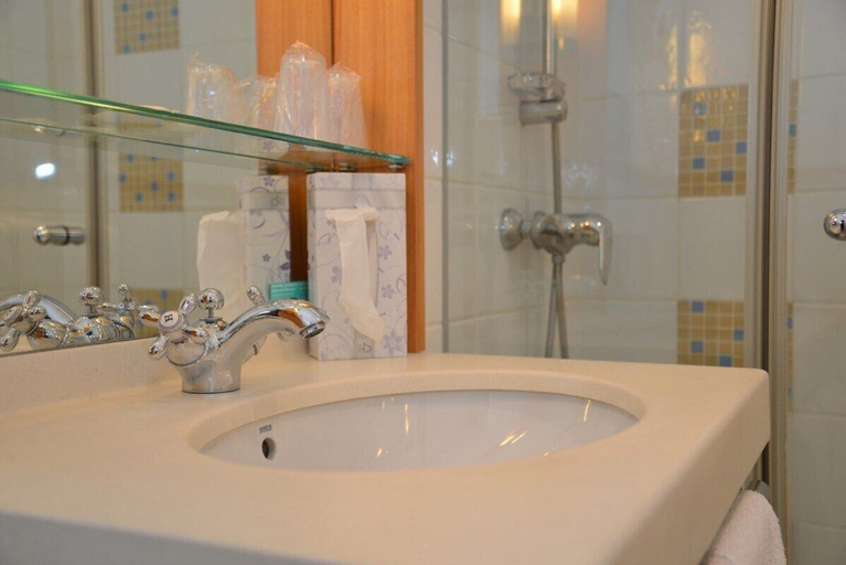 Bathroom 5, Grand Hotel Filippo, Bas-Rhin