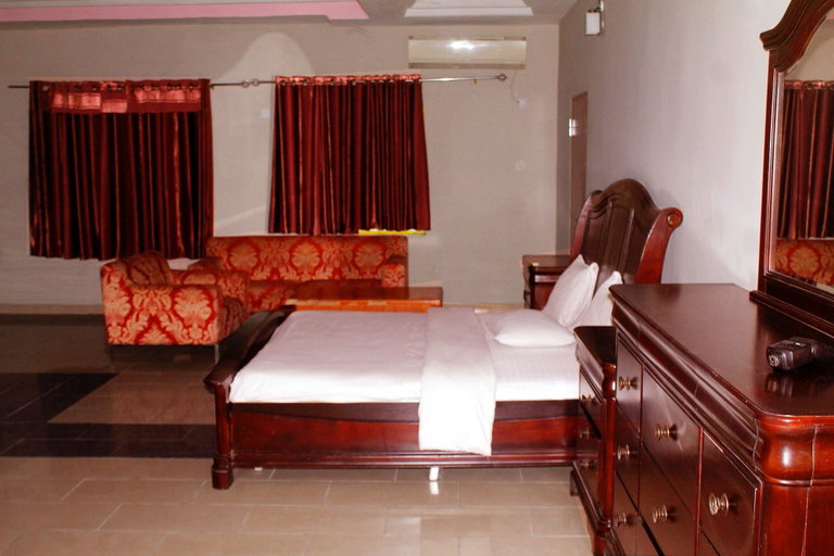 Bedroom 4, Garden City Marriott Hotel, Obio/Akp
