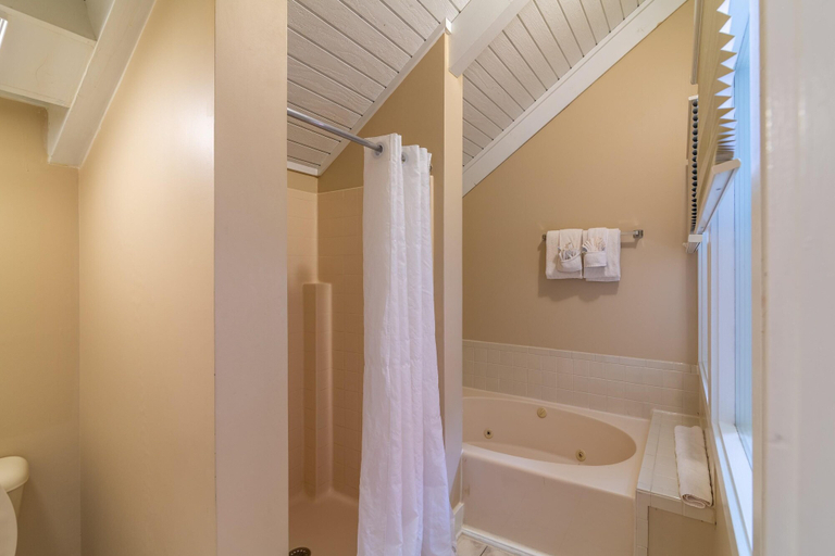 Bathroom 4, Massanuttens Shenandoah Villas by Tripforth, Rockingham