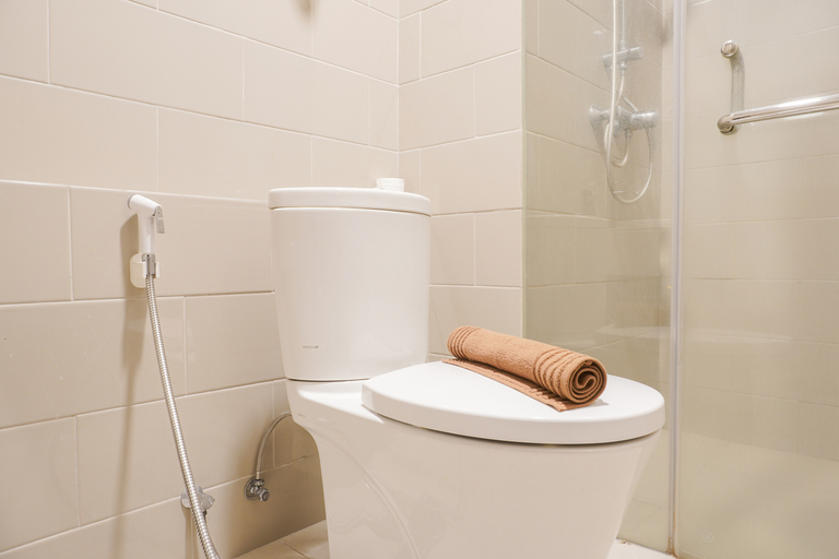Bathroom 5, Nice and Homey 1BR at Citralake Suites Apartment By Travelio, Jakarta Barat