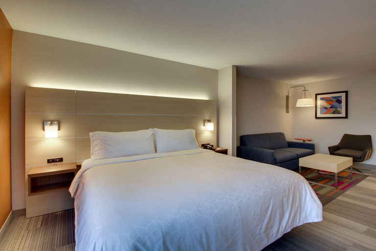 Bedroom 4, Holiday Inn Express & Suites CEDAR RAPIDS-I-380 @ 33RD AVE by IHG, Linn
