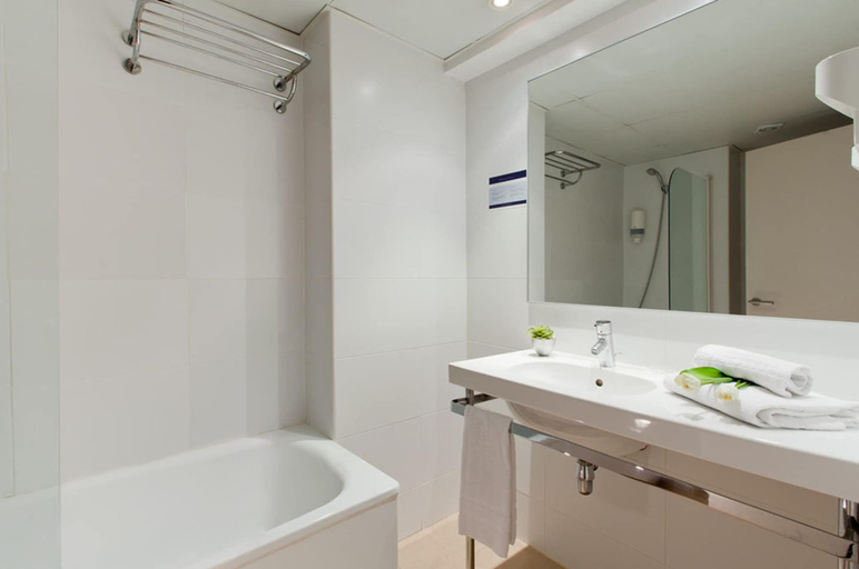 Bathroom 5, Hotel Sagrada Familia, Barcelona