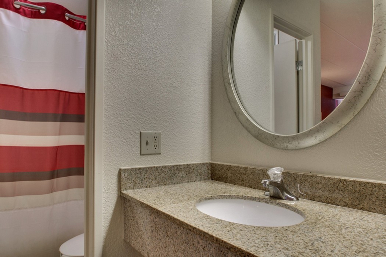 Bedroom 4, Red Roof Inn St Louis - Westport/ Maryland Heights, Saint Louis
