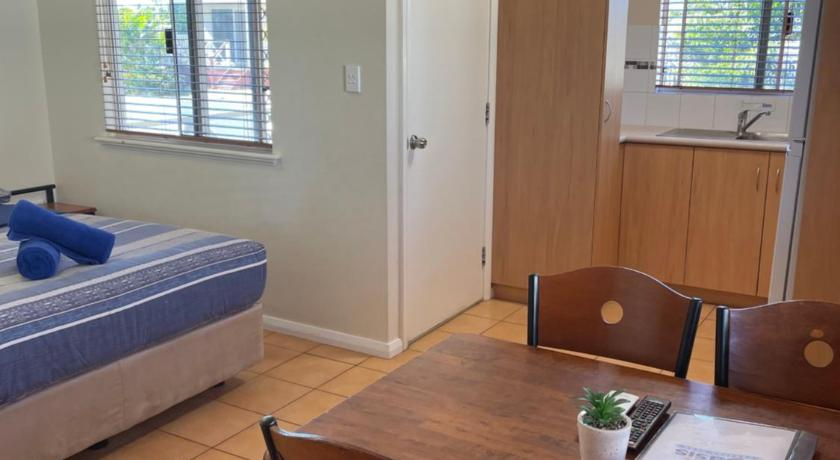 Bedroom 2, Outback Oasis Caravan Park, Carnarvon