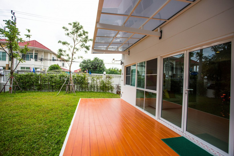 Exterior & Views 10
