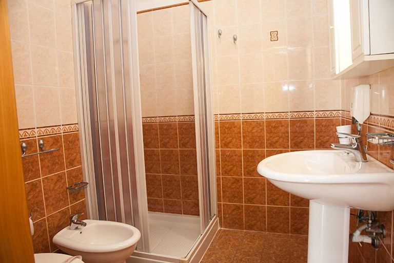 Bathroom 4, Albergo Perseo, Syracuse