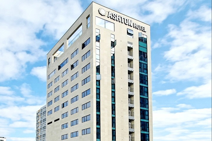 Ashton Hotel, Jung