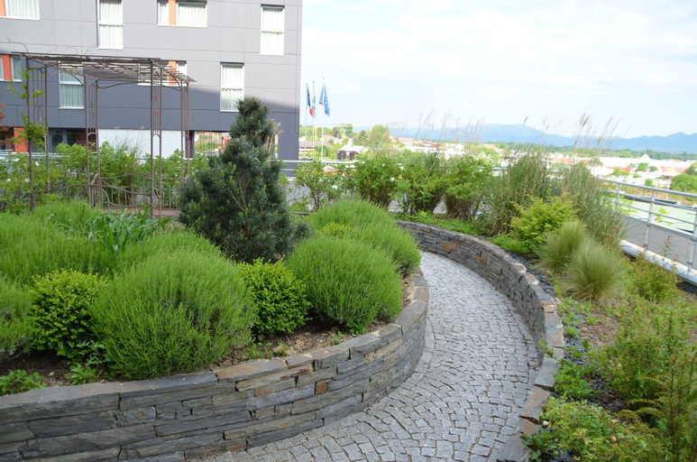 Exterior & Views 22
