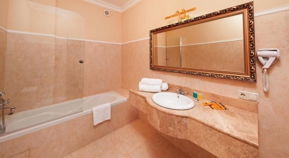 Bathroom 4, Royal Grand Hotel (Truskavets), Drohobyts'ka